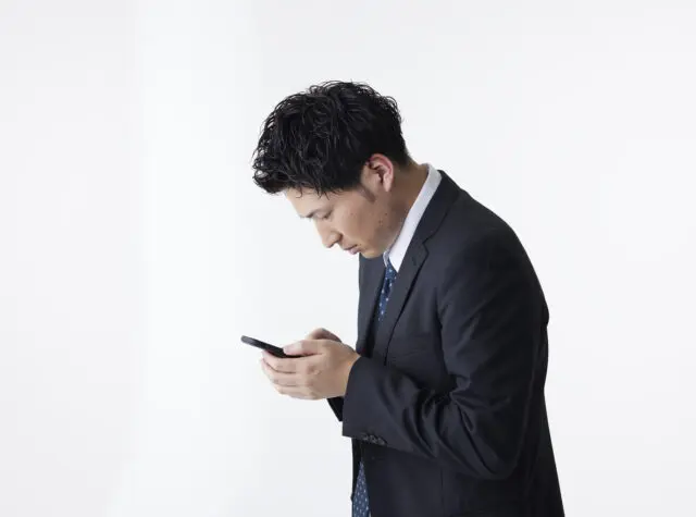 スマホ操作する男性